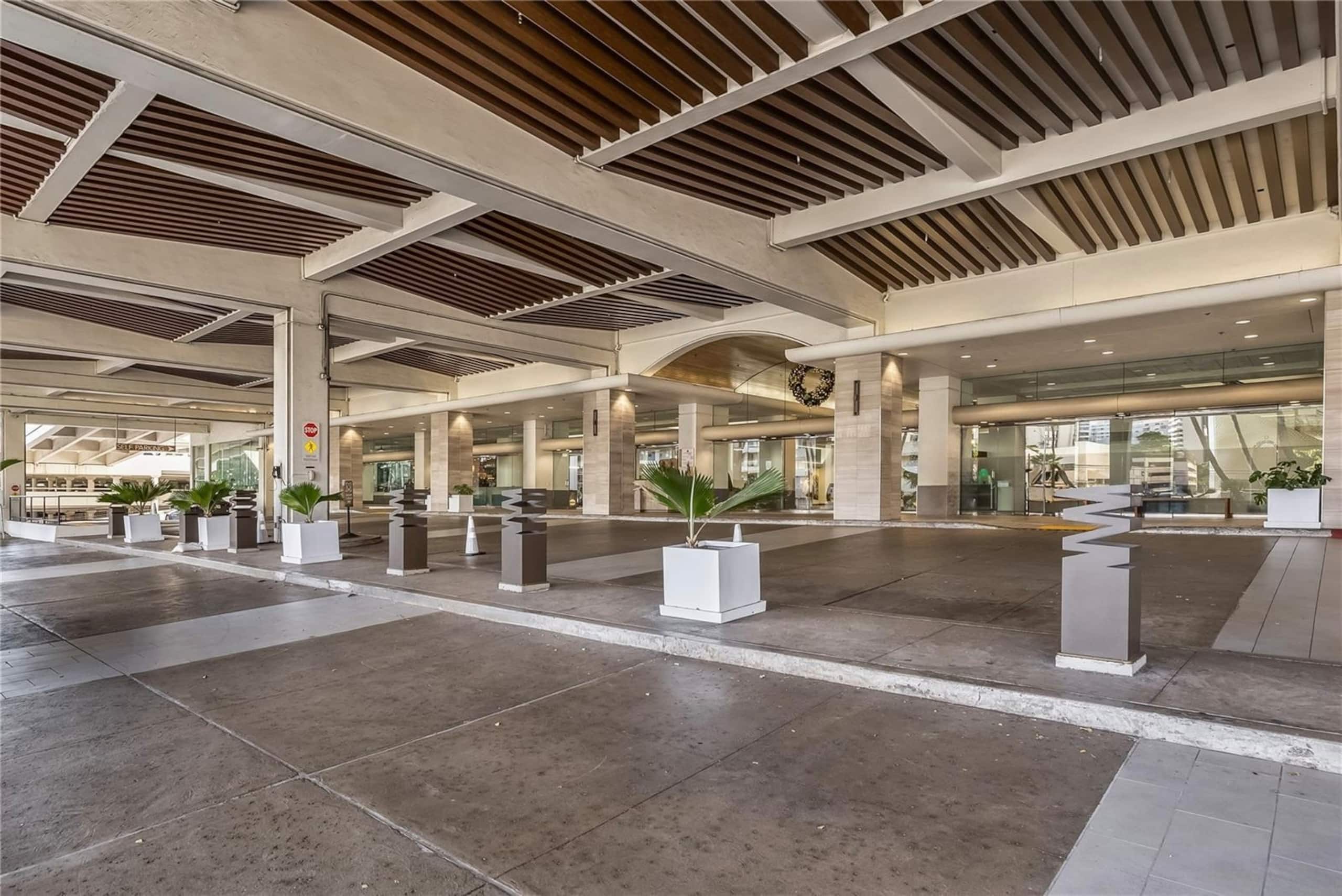 24F-Premier King Studio-Ala Moana Hotel-City View - Image 42