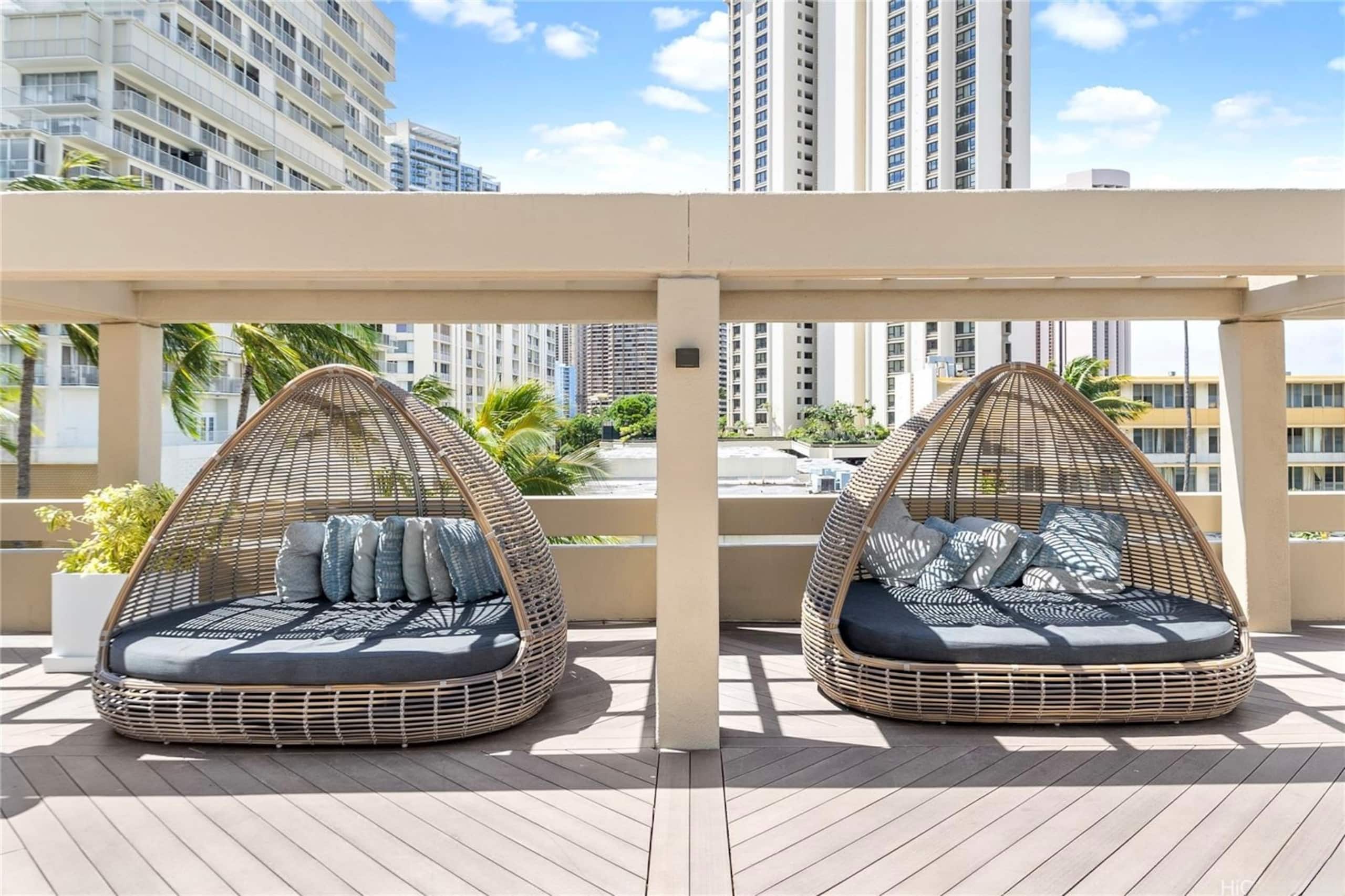 24F-Premier King Studio-Ala Moana Hotel-City View - Image 54