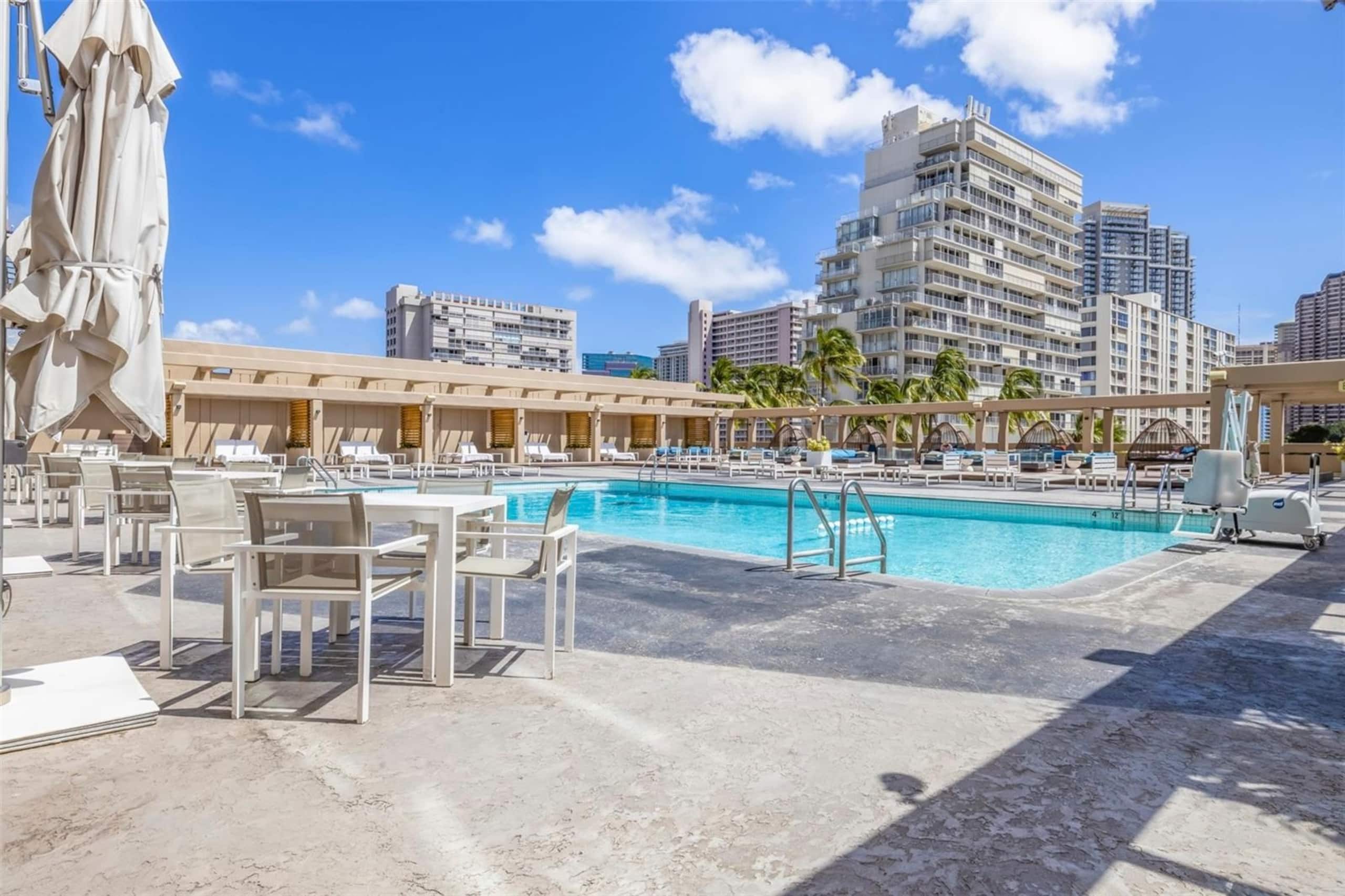 24F-Premier King Studio-Ala Moana Hotel-City View - Image 49