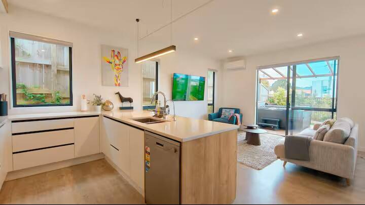 Modern 4br Home | Spa | Skytower Views - Auckland