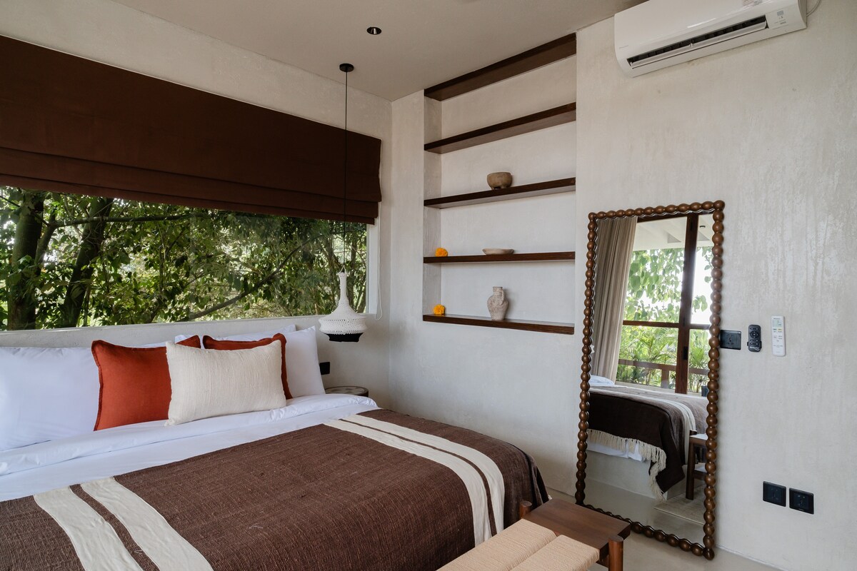 Villa in South Kuta · 3 bedrooms · 3 beds · 3.5 private baths รายการ Airbnb เปรียบเทียบ