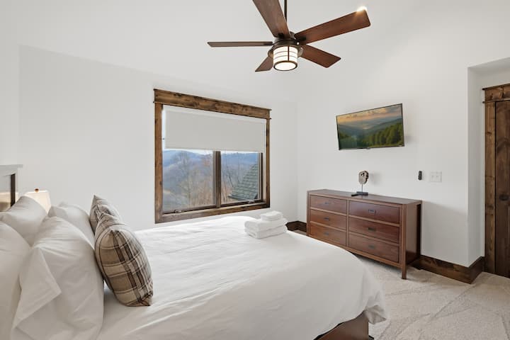 Esta acogedora habitación con cama queen tiene vista directa a la verde ladera de la montaña: duérmase en medio de la tranquilidad y despiértese con la vista.