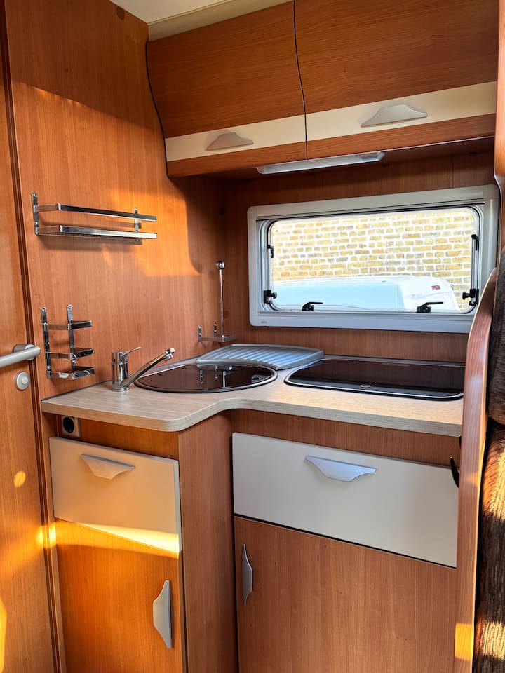 Un Camping-car Tout Confort, Vu Sur La Nature - Merville