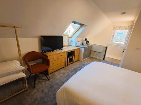 Top performing Airbnb: Room in unique quiet location with private parking in Drum Brae & Gyle