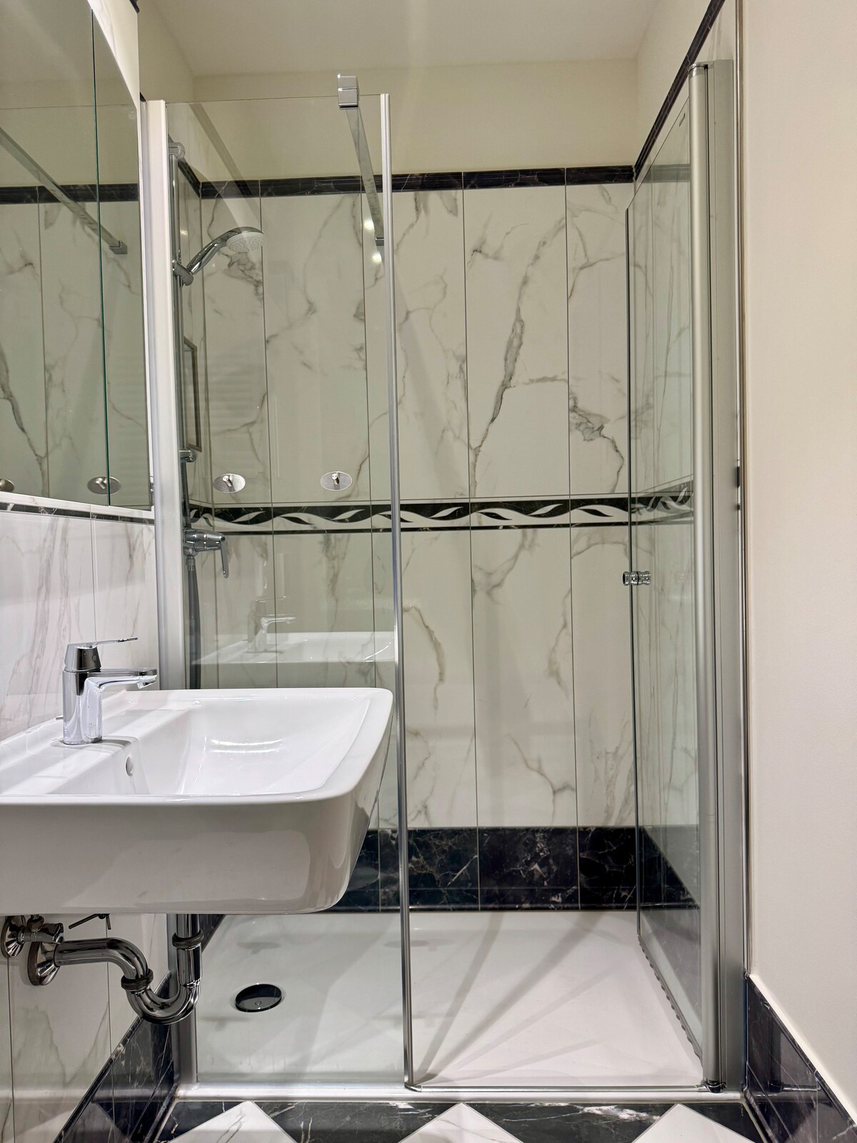 CLS: Modern city apartment in Hamburg, Smart TV, WLAN