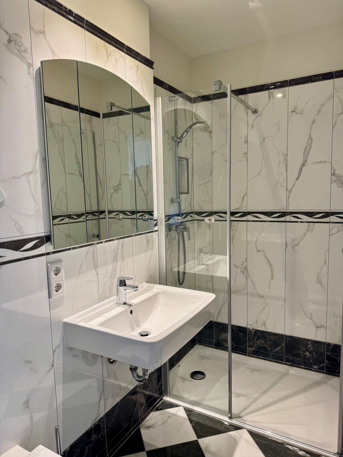 CLS: Modern city apartment in Hamburg, Smart TV, WLAN