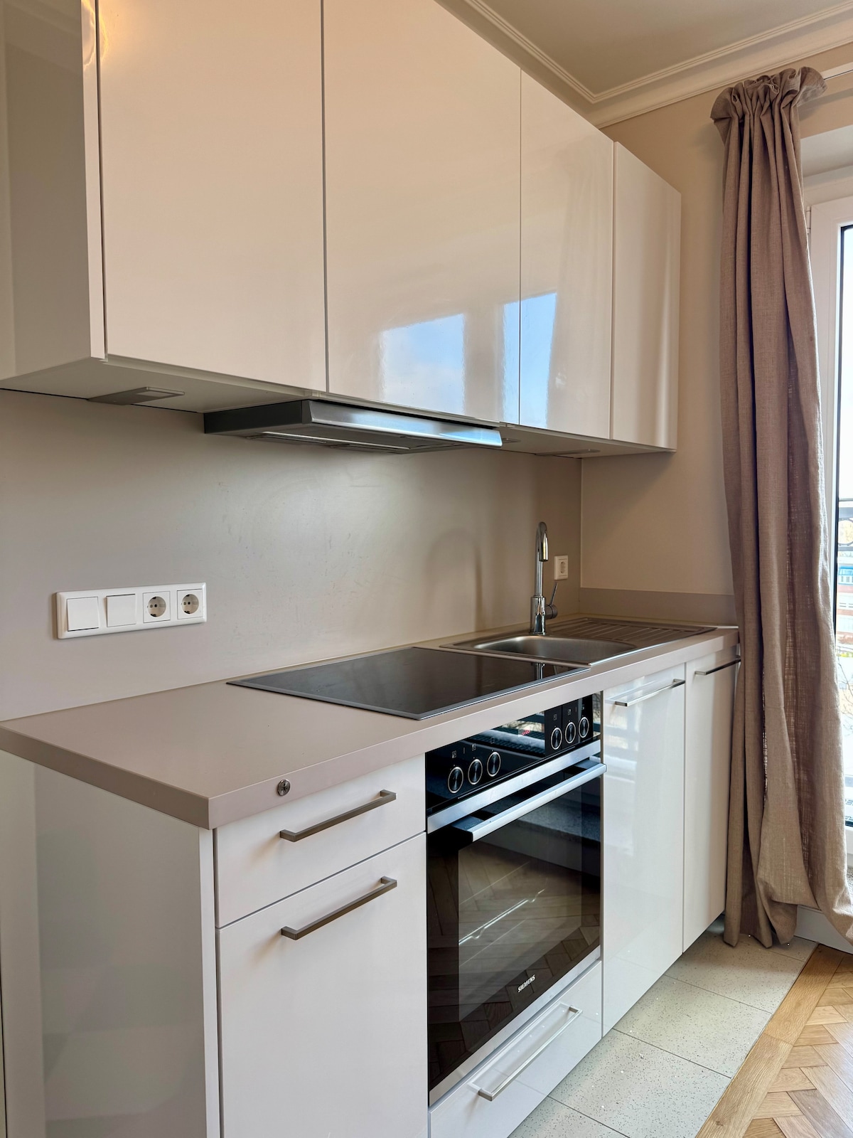 CLS: Modern city apartment in Hamburg, Smart TV, WLAN