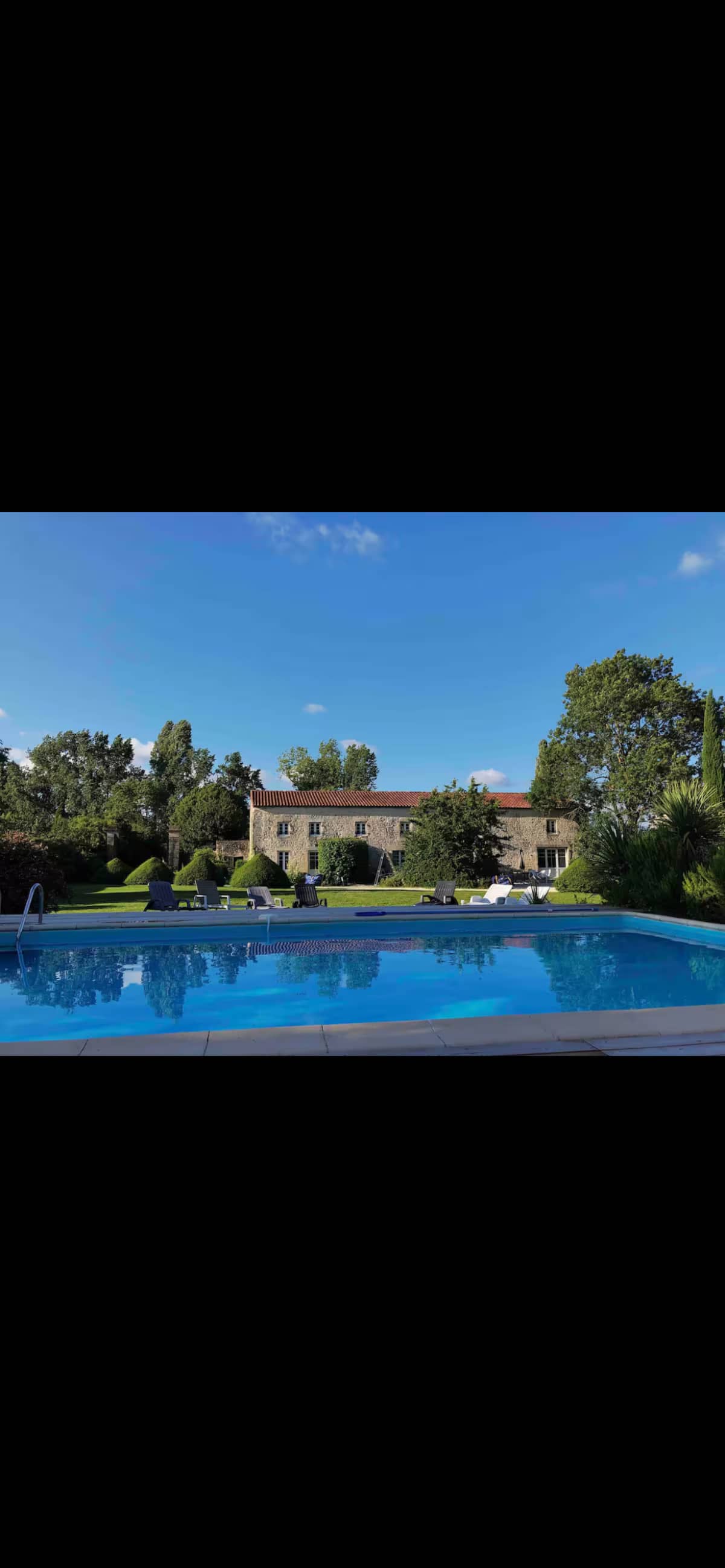 Le Pistoulet avec sa piscine et sa grande façade en pierre