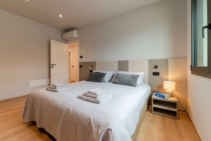 El dormitorio principal, espacioso y luminoso, está amueblado con una cama doble grande y cuidadosamente diseñado para garantizar la máxima comodidad. Un entorno elegante y apartado, diseñado para ofrecer un descanso profundo y un ambiente de auténtica relajación.