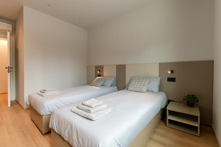La habitación doble, luminosa y espaciosa, está diseñada para ofrecer comodidad y versatilidad. Previa solicitud, las camas se pueden unir, adaptándose con elegancia a las distintas necesidades de alojamiento.