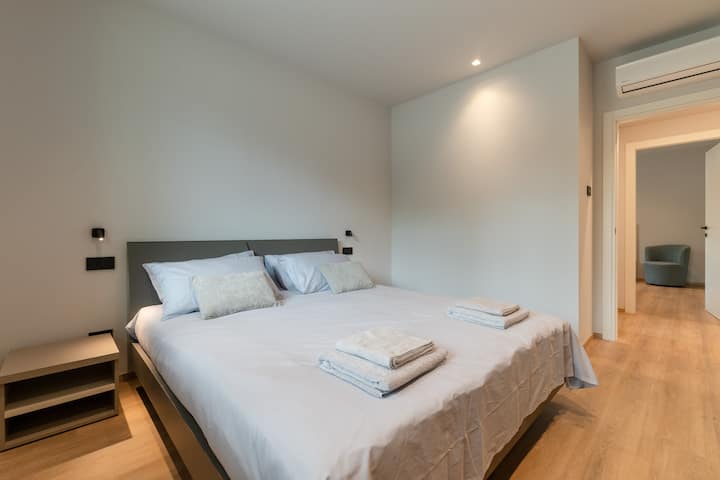 El dormitorio principal, luminoso y acogedor, está amueblado con una cama grande diseñada para ofrecer el máximo confort. Un entorno íntimo y relajante, ideal para disfrutar de momentos de descanso y bienestar después de un día entre la naturaleza y el lago.