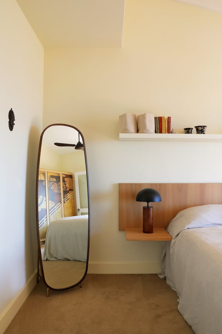 Долна спална соба 3 на пониското ниво, со приватна бања со тоалет и простор за одмор (ниво 4) 