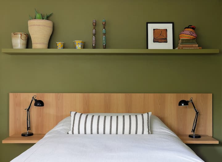 Спална соба 1 на второ ниво со сопствен туш, тоалет и мијалник