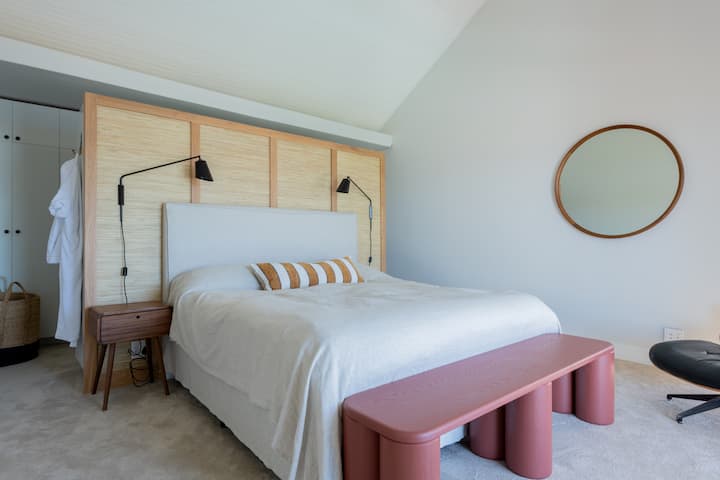 Главна спална соба на третото ниво со бања во собата со када, туш, тоалет и мијалник