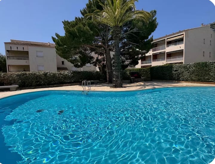 Charmant T2 Avec Parking Privatif Et Piscine - Bandol