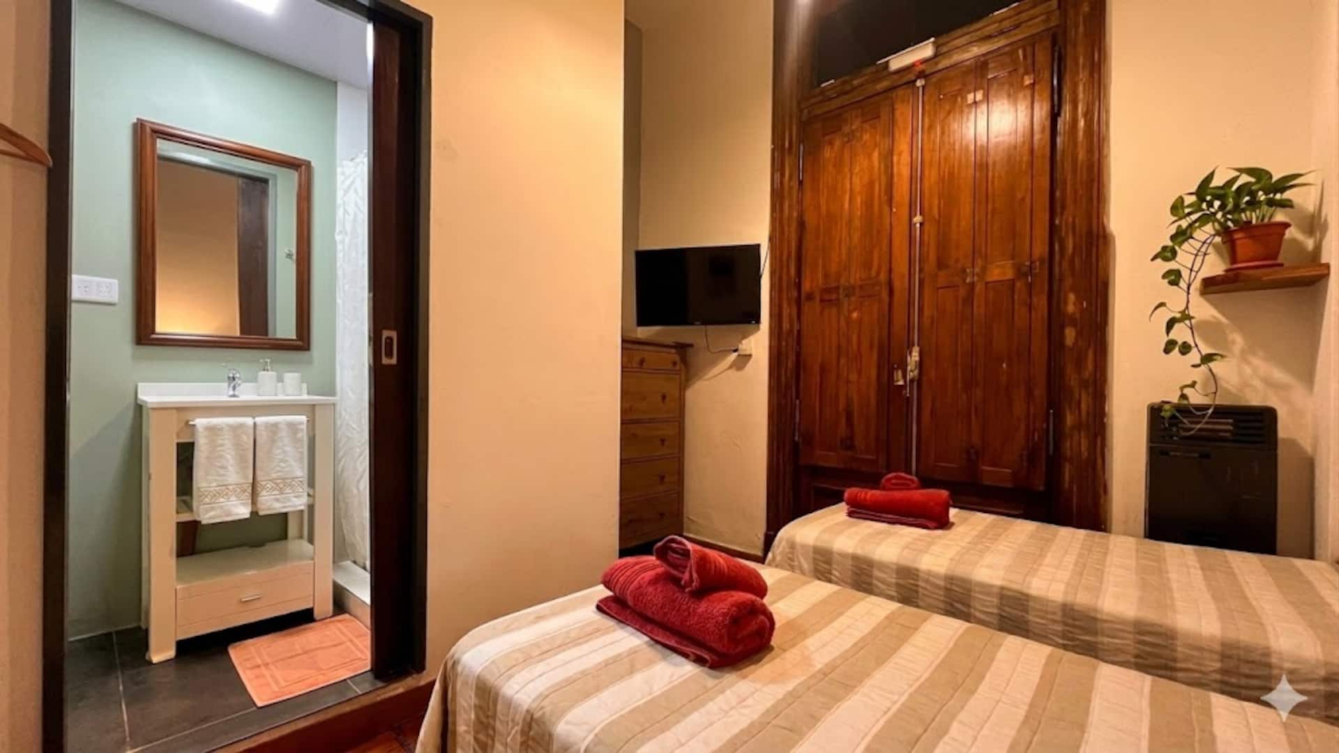 Habitación doble con baño privado en San Telmo