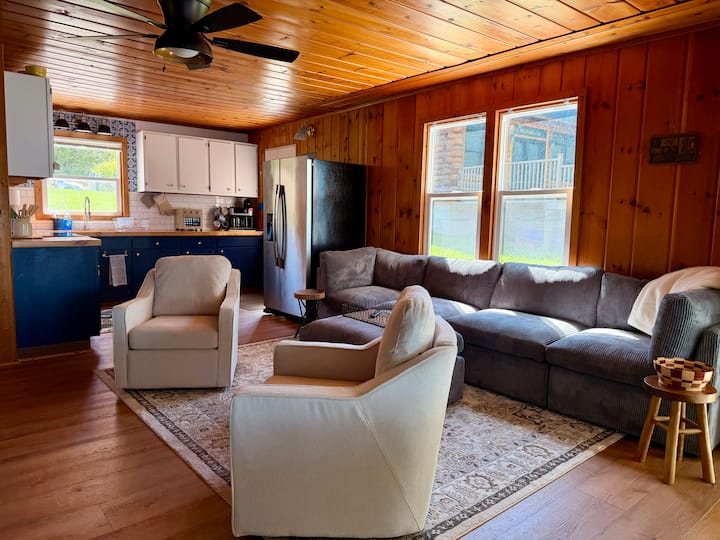 Burt Lake Cottage With Sunset Views - Mullett Lake, MI