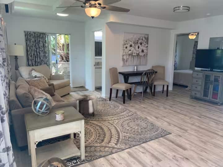 Modern 2br Cottage W/ Yard, Walk To Beach & Dining - Kaneohe