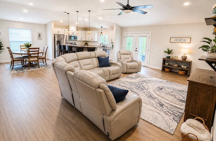 Spacious Home! 8 Min To Beach, No Pet Fees - Navarre, FL
