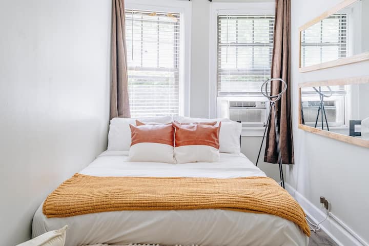 Quaint Lakeview Studio Near Wrigley - Skokie, IL