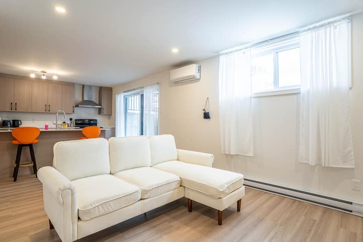 Unique & Spacious 2br Stay • Yard • Parking - Saint-Lambert