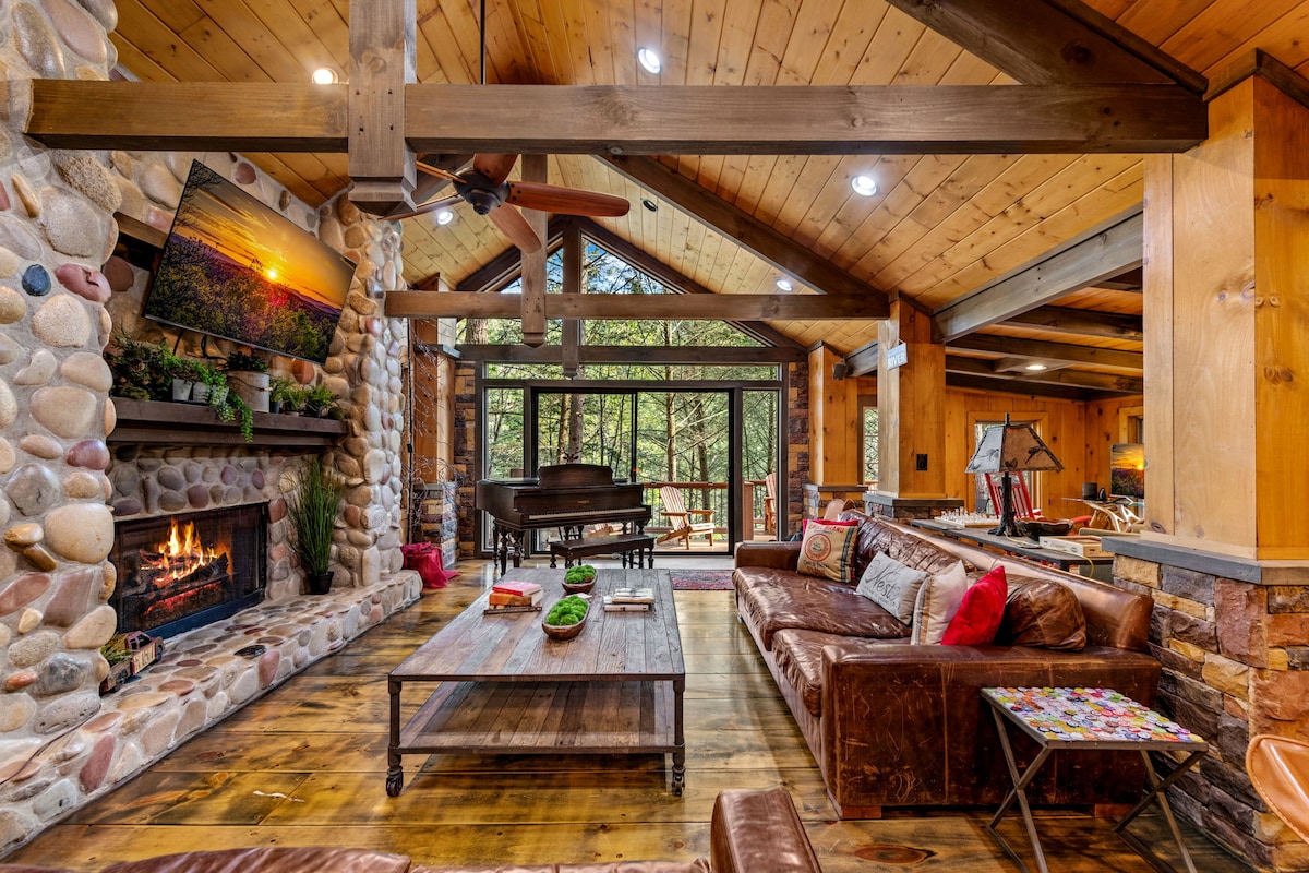 Big Bear Falls- Riverfront, Pet Friendly, Hot Tub - Cabins for
