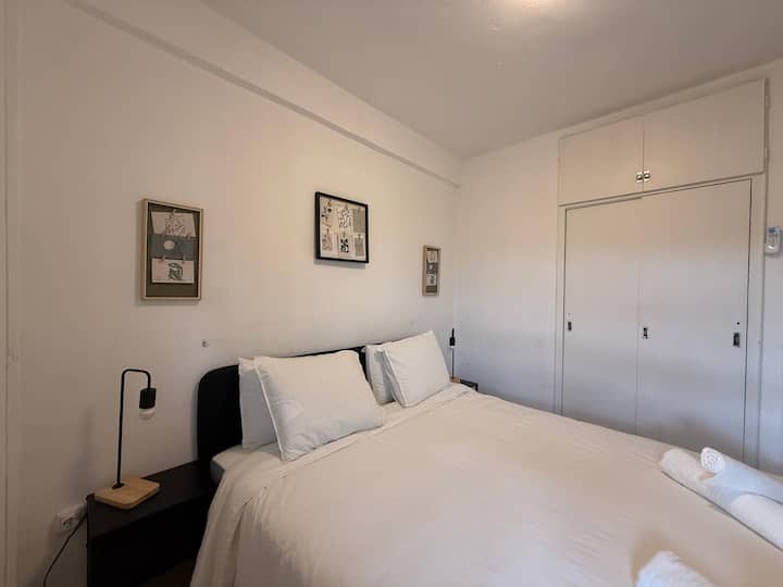 Dormitorio 1 con armario empotrado: espacio de sobra.