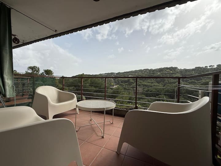 Rincón de la terraza para el café con vistas.