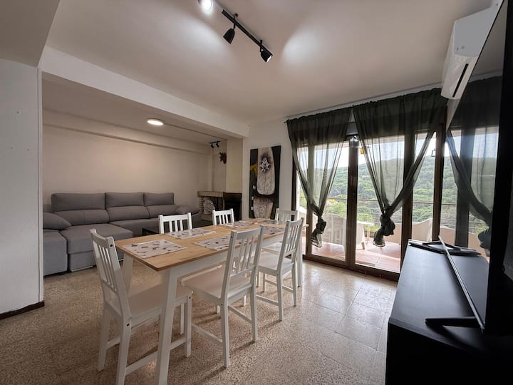 Comedor abierto al salón con salida a la terraza.