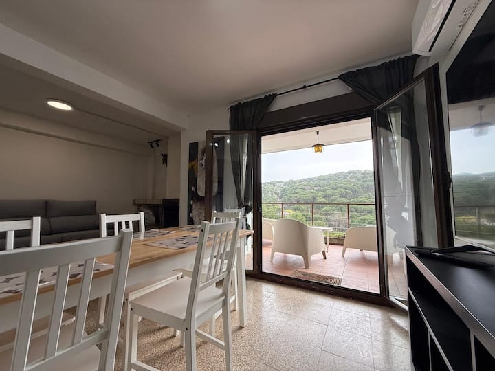 La mesa del comedor junto a la terraza: vistas mientras comes.