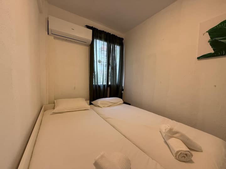 Dormitorio 3 con cama doble y aire acondicionado.