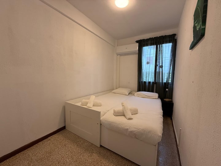 Dormitorio 3 con ventana y toallas preparadas.