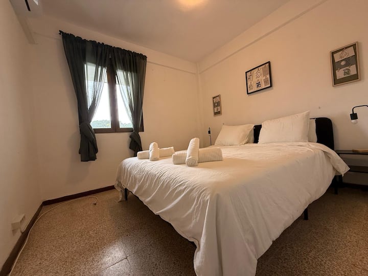 Dormitorio 1 con cama doble y toallas preparadas.