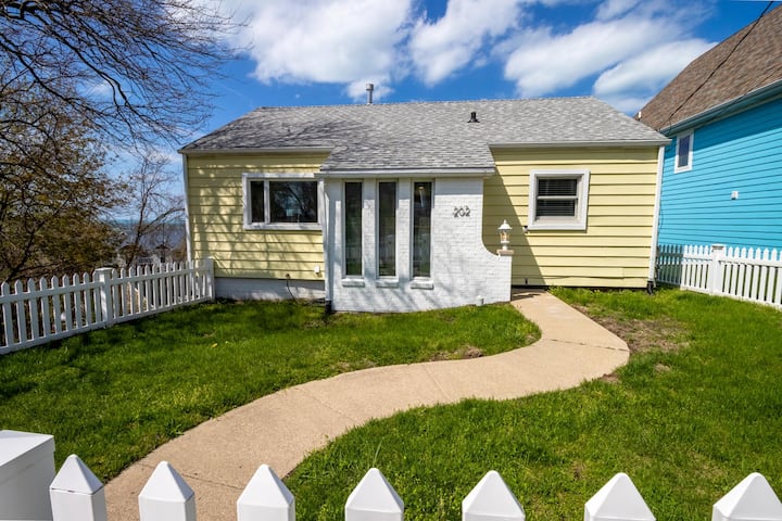 Adorable Hilltop Cottage By The Beach - Michigan City, IN