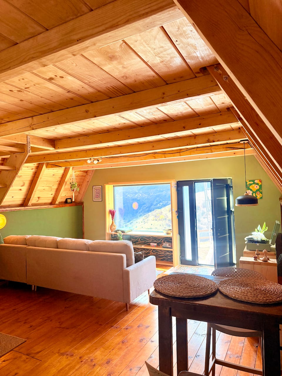 A hand-built cabin above a Montenegrin canyon, Pošćenje, Montenegro, photo 7 of 10