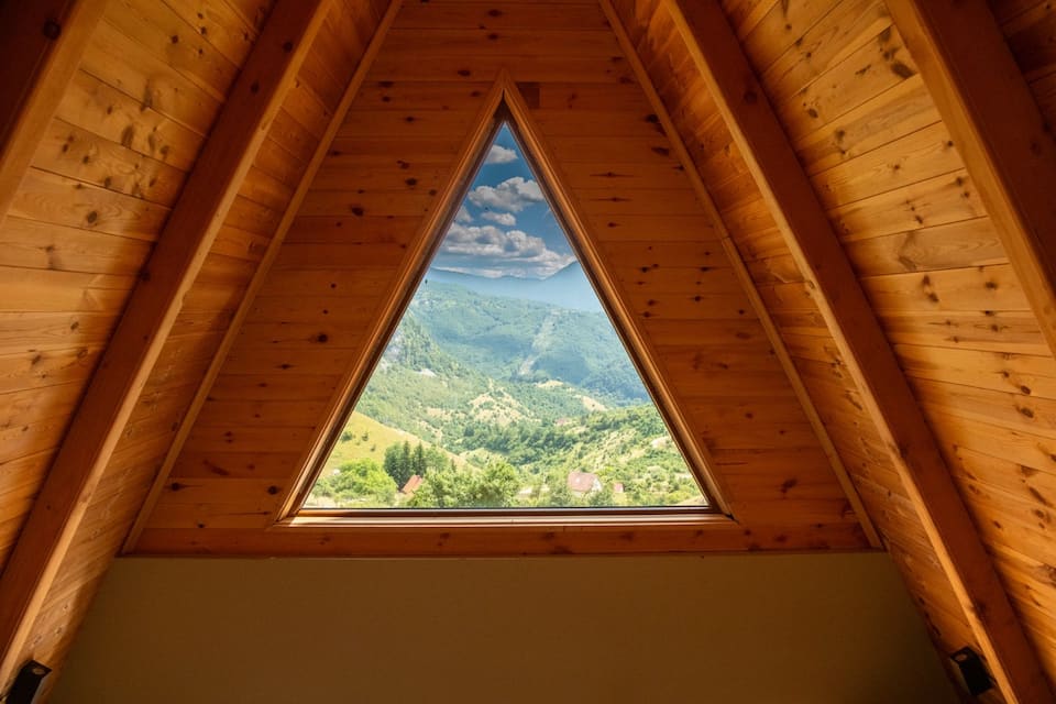A hand-built cabin above a Montenegrin canyon, Pošćenje, Montenegro, photo 8 of 10