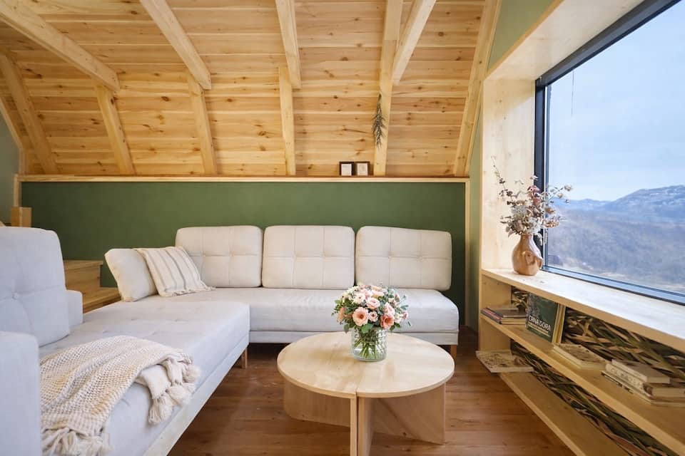 A hand-built cabin above a Montenegrin canyon, Pošćenje, Montenegro, photo 6 of 10