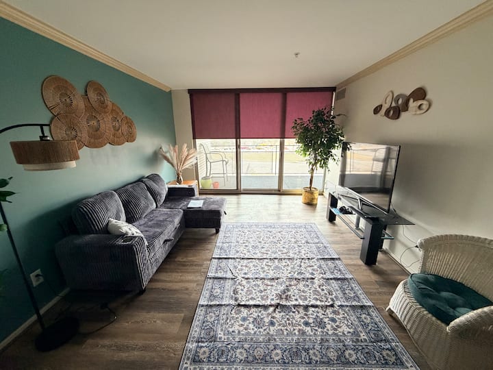 Boho Themed Midtown Stay W/balcony & Downtown View - オマハ, NE