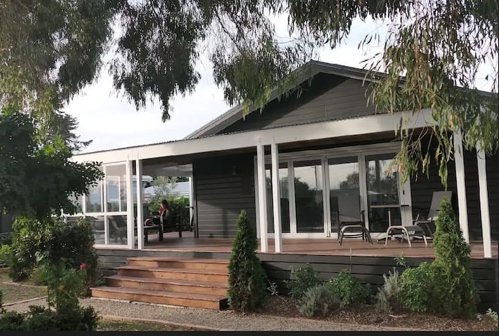 3 Bedroom House One Block From The Square - Martinborough