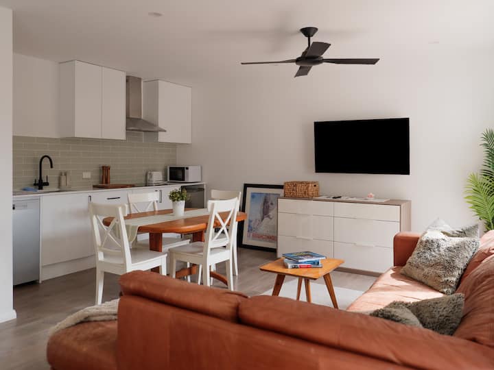 Coastal Escape: Private Sun-drenched Retreat - Tuggerah