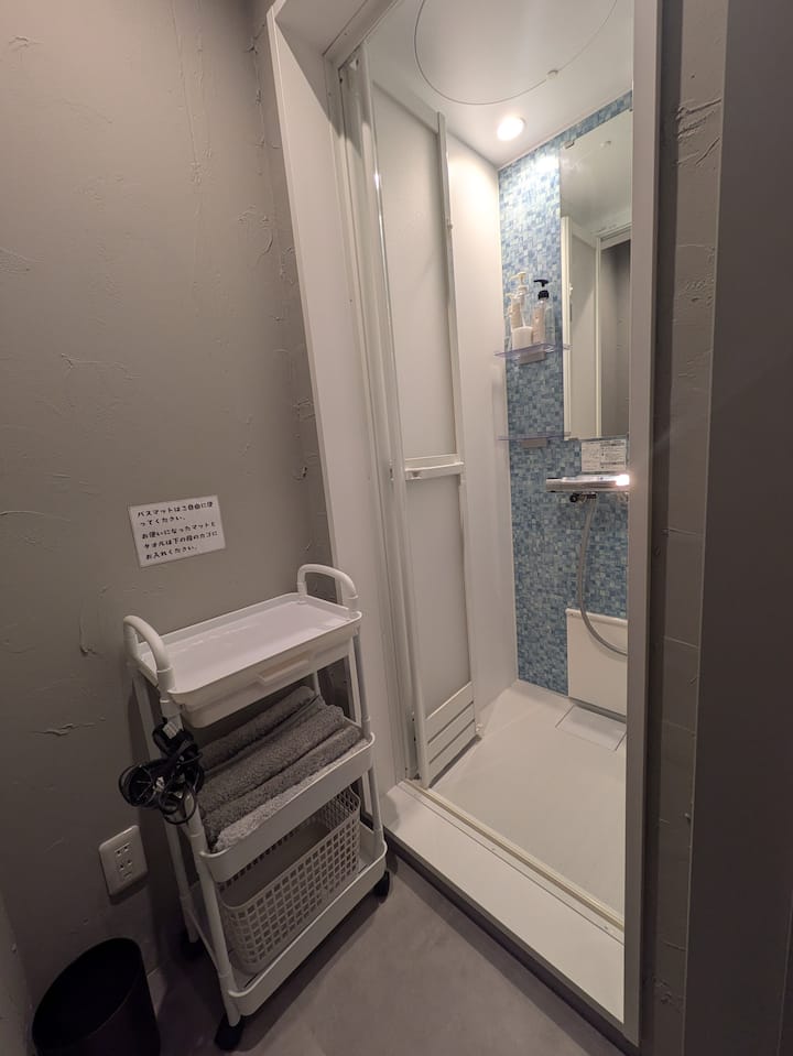 男性シャワー室
バスタオル、フェイスタオル、バスマット、シャンプー、コンディショナー、ボディソープ、ドライヤー