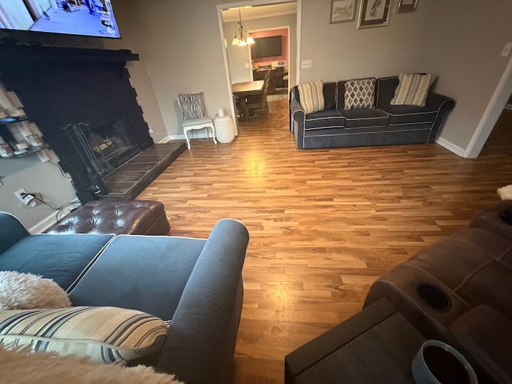 3 Large Bedrooms, 4 Queen Beds, Game Room, 2 Decks - Travelers Rest, SC