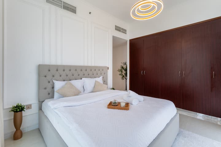 Удобна спална соба со меко осветлување, елегантен декор и удобна постелнина, осмислена за да им овозможи на гостите да имаат релаксиративна и мирна ноќ.