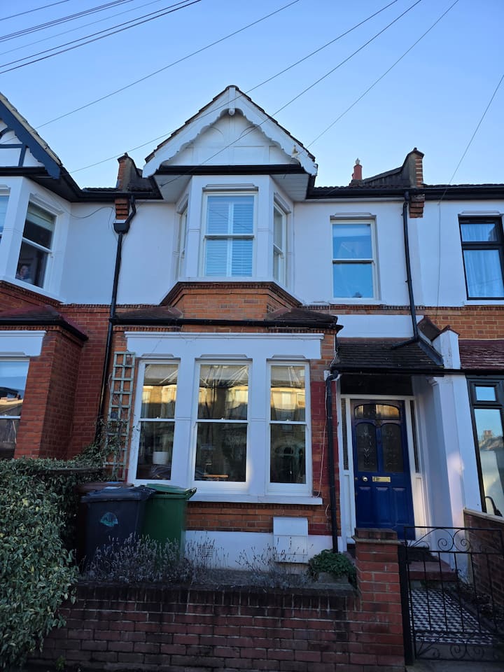 Stylish And Cosy Family Home In East London - Stratford