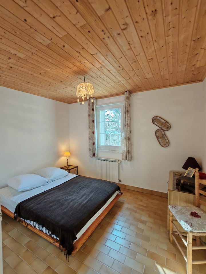 dormitorio, cama doble 140*200, cómoda, persianas, calefacción.