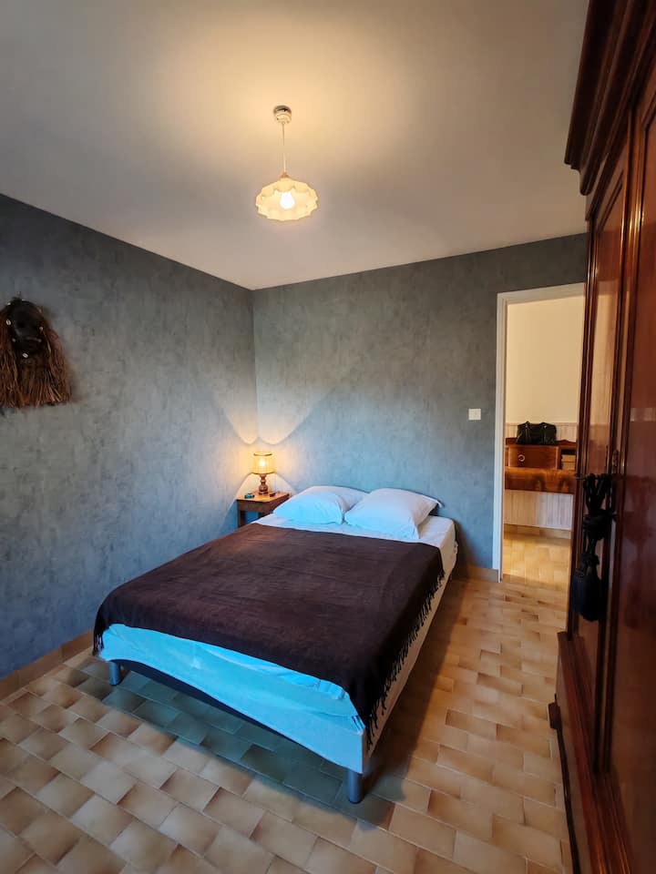 Dormitorio con cama doble (140 × 200), armario, persianas, calefacción.