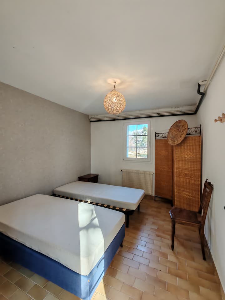 dormitorio, dos camas individuales, persianas, calefacción.