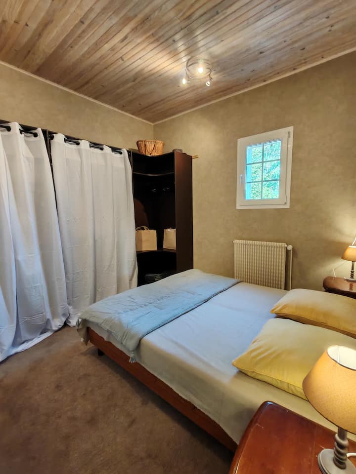 Dormitorio con cama doble (160 × 200). Alfombra en el suelo y amplio vestidor. Persianas.