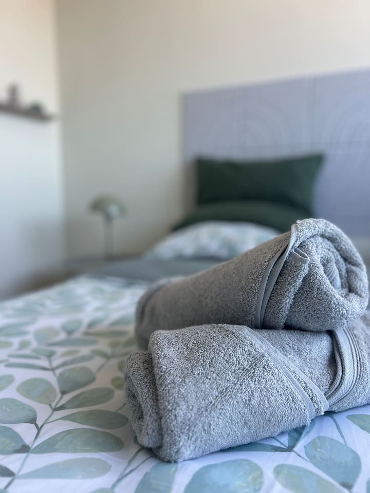 Habitación cómoda con cama doble, ideal para un descanso tranquilo.