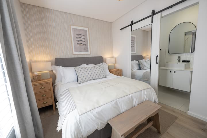 The ‘Fijnbos’ room features a Queen size bed